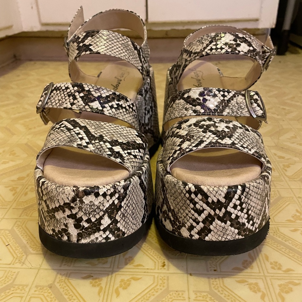 Free People THICK Snake Pattern Platform Sandals Size 8